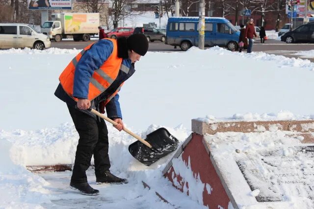 Работа дворником в энгельсе. Работа дворником в энгельсе. Уборка улиц. Профессия дворник. Дворник на азс.