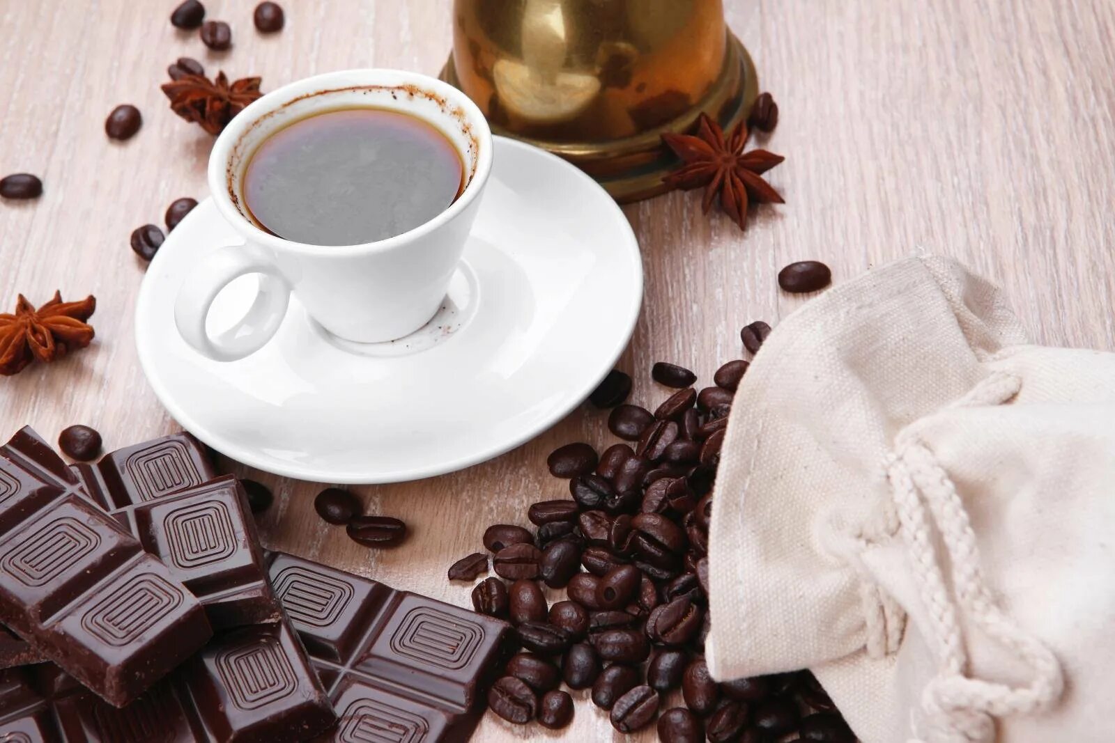 Coffee i chocolate. Кофе и шоколад. Чашка кофе. Красивый кофе. Чай с шоколадом.