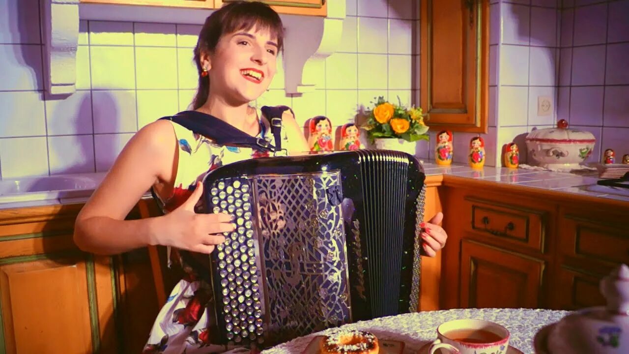 Марион лмжм. Марион баянистка франция. Петь под баян. Шатунов на аккордеоне. Играет на баяне и поет.
