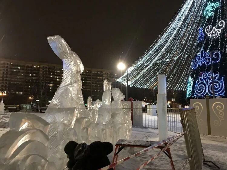 Ледяные тюмень. Ледяной городок тюмень. площадь 400 летия тюмени. ледовый городок тюмень 2025. ледяные горки в тюмени.