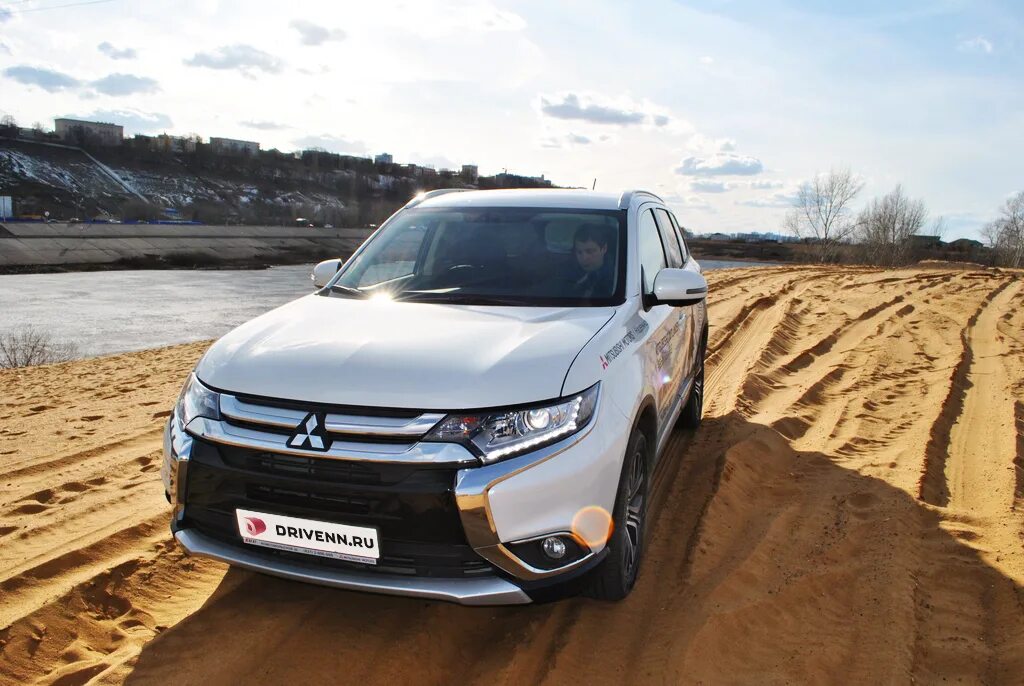 Mitsubishi outlander 4wd. Mitsubishi Outlander 2015. Аутлендер 3 2015. Митсубиси Аутлендер 2015г. Митсубиси Аутлендер 3 2015.