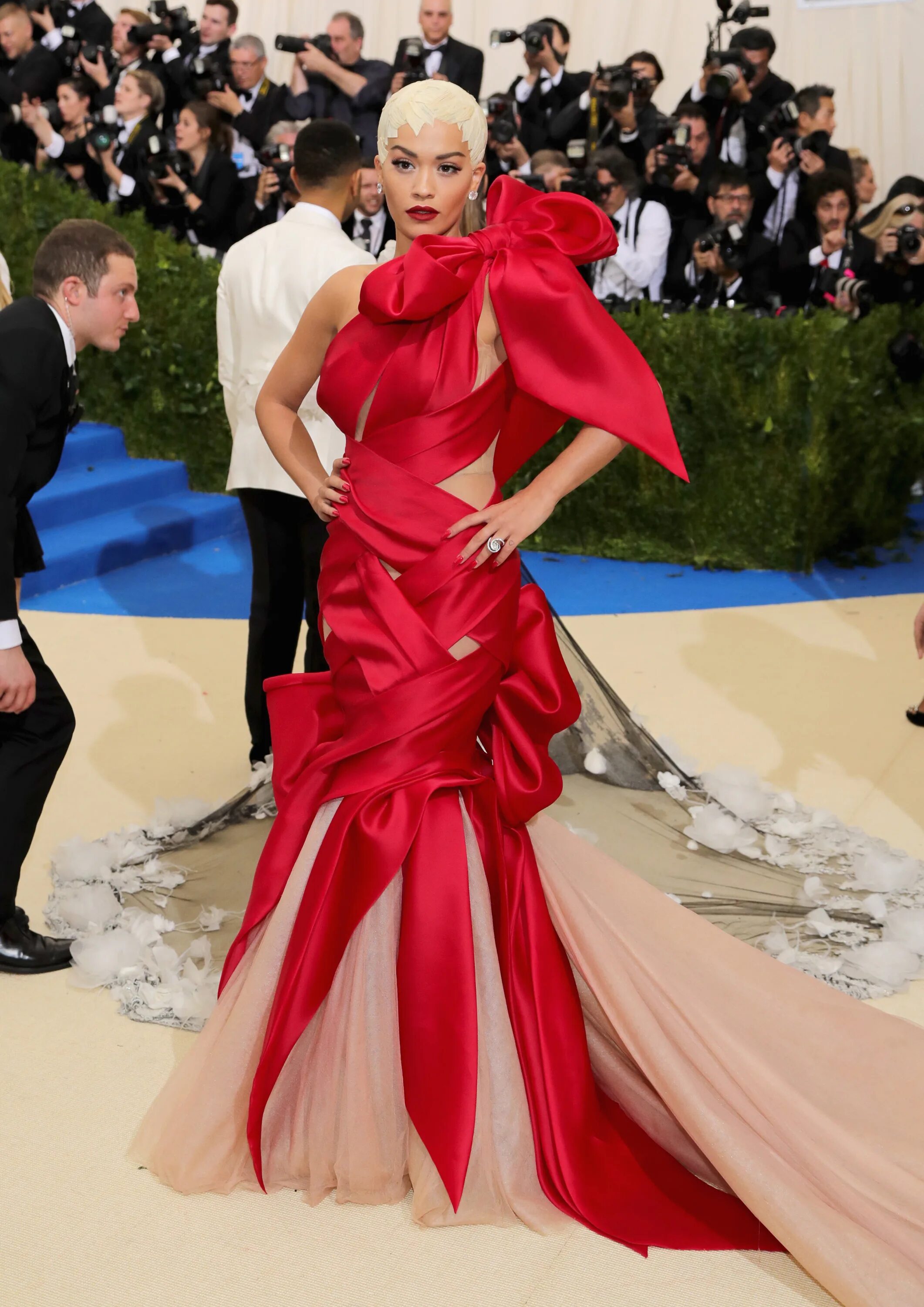 Платья met. Платья met. Блейк лайвли мет гала 2018. Met gala 2018 приянка чопра. Рианна мет гала 2015.