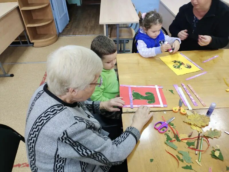 ребята сделали аппликацию