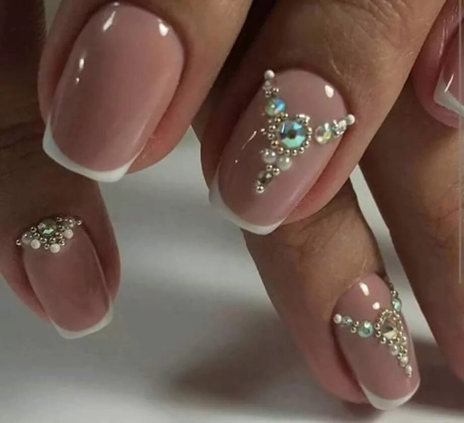 Шикарный французский маникюр. Красивые короткие ногти. Красивые ногти с камушками. Наращивание ногтей миндаль френч. Маникюр френч со стразами.
