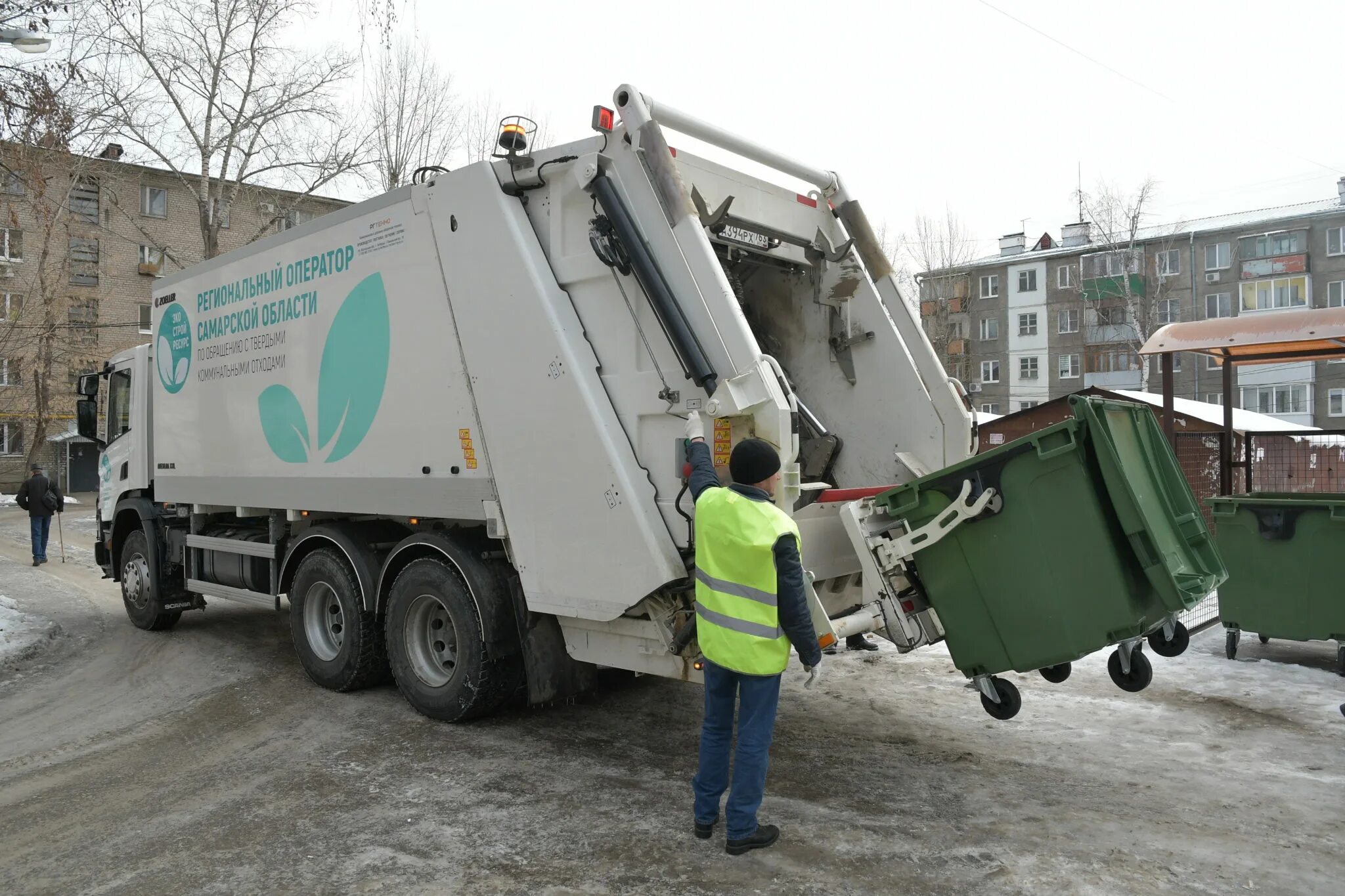 Под мусоровоз. Мусоровозы ЭКОСТРОЙРЕСУРС Самара. Мусоровоз Samara е 702 Ре 196. Мусорово КАМАЗ МСТ-6963-40. Мусоровоз ман мкм логистика.