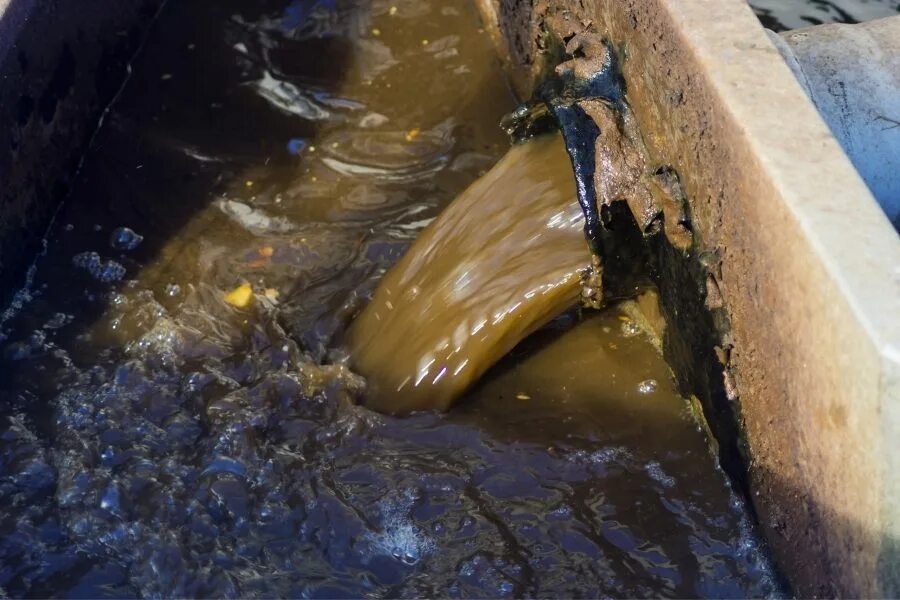 Грязные сточные воды. Мутная вода. Мутная вода в реке. Вода спала в реке