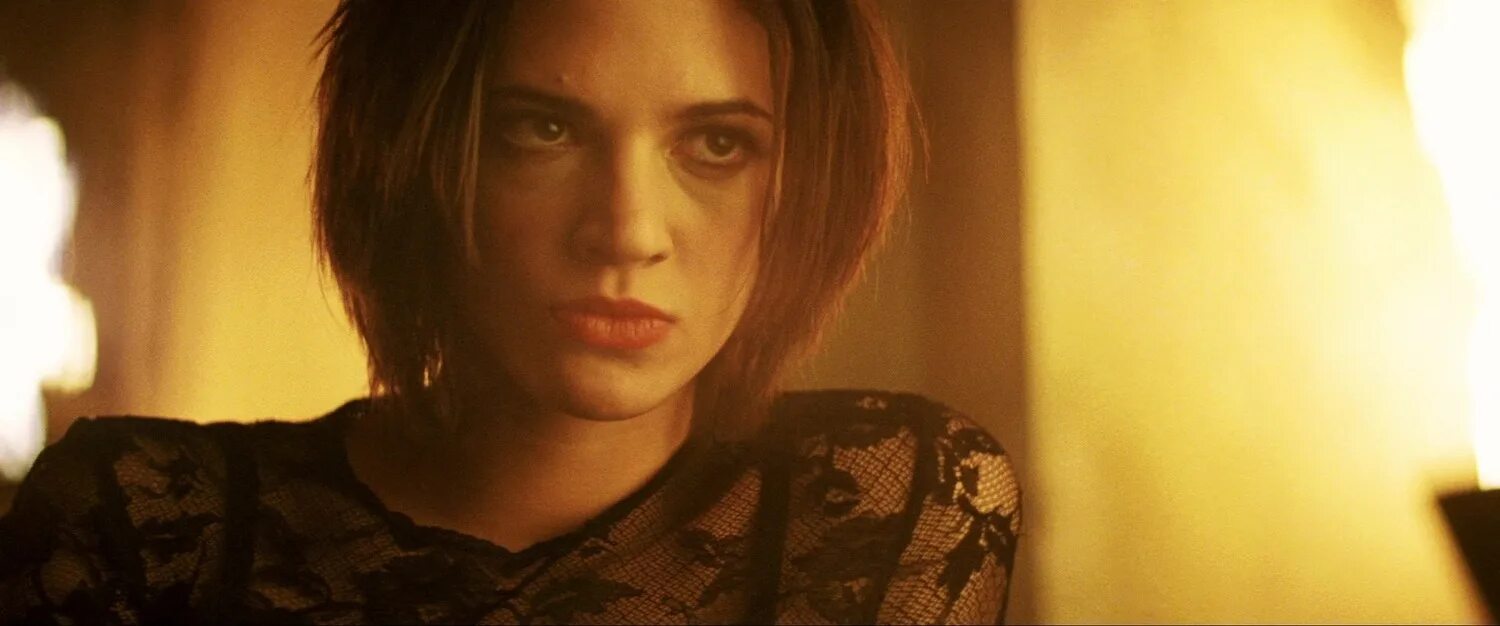 Азия Ардженто В Коротком Платье – Три Икса (2002)