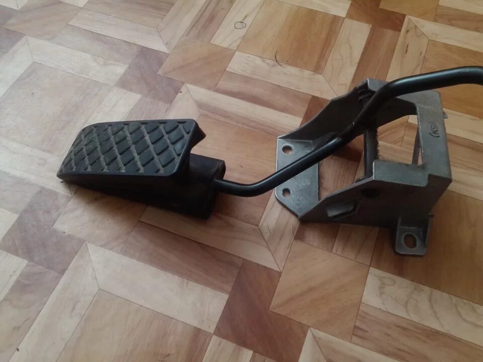 Педаль газа ауди 100. Педаль ауди 100 2.6.