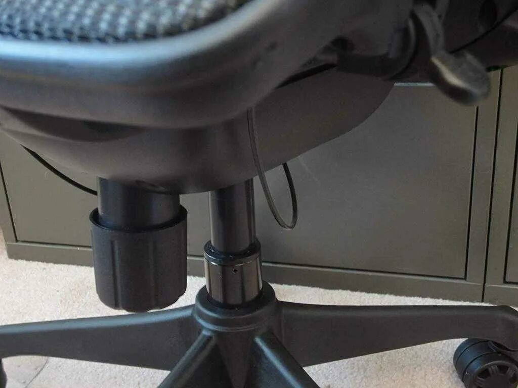 Починить офисное кресло. Газлифт компьютерного кресла икеа. Скрипит газлифт кресла. Колесики офисного кресла разломались. Спинка для компьютерного кресла.