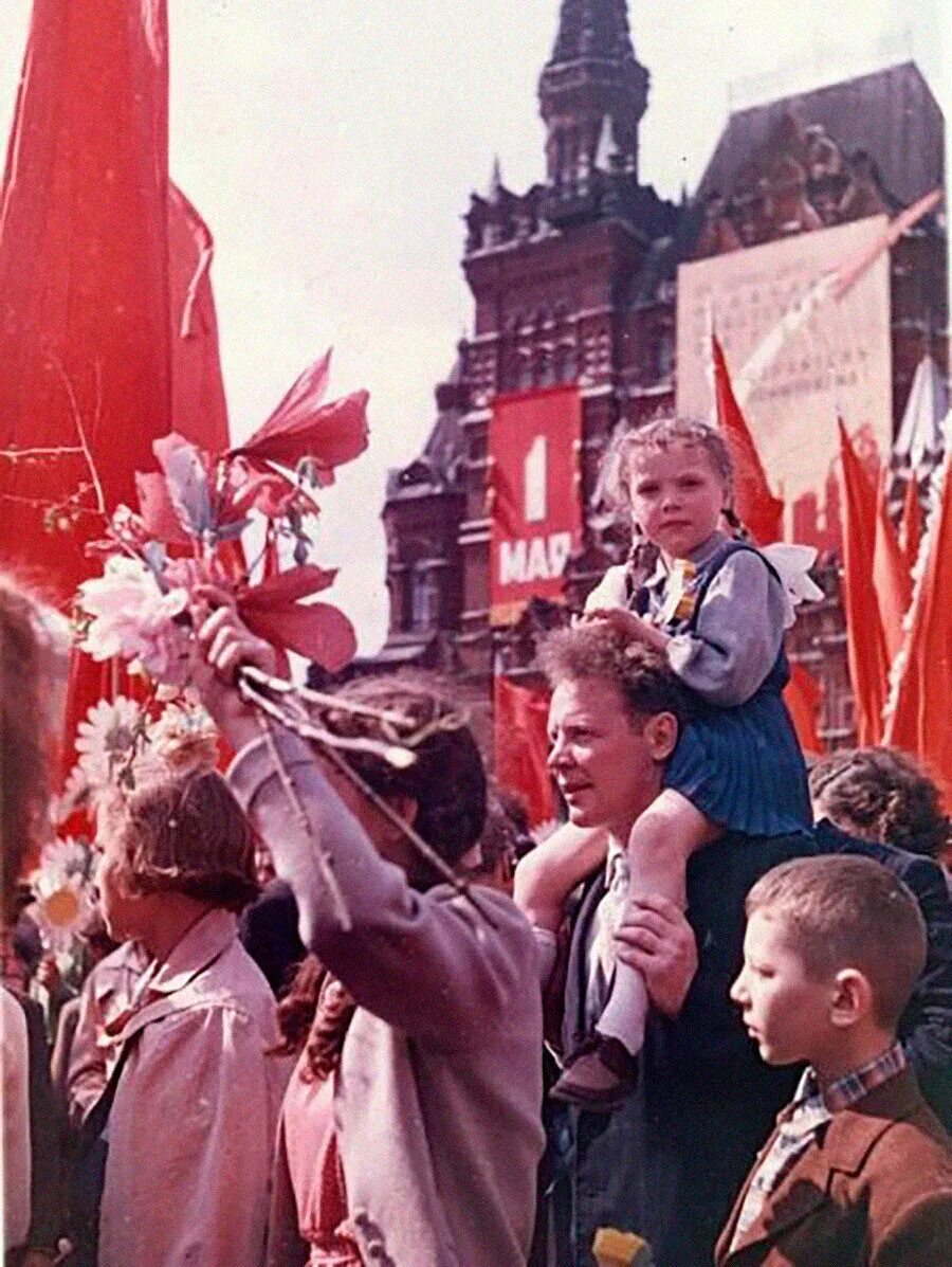 1 мая в советские годы. Первомай демонстрация СССР. Первомай на красной площади СССР. Демонстрация 1 мая в СССР. Первомайская демонстрация в Москве, 1960.