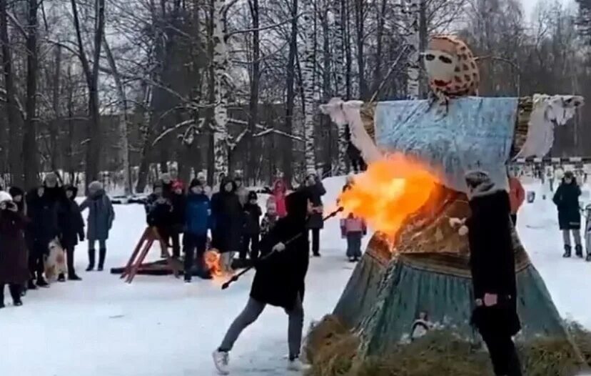 Почему запретили масленицу. Измайловский парк сожжение Масленицы. Сжигание чучела Масленицы. Масленица традиции. Лицо чучело Масленицы.