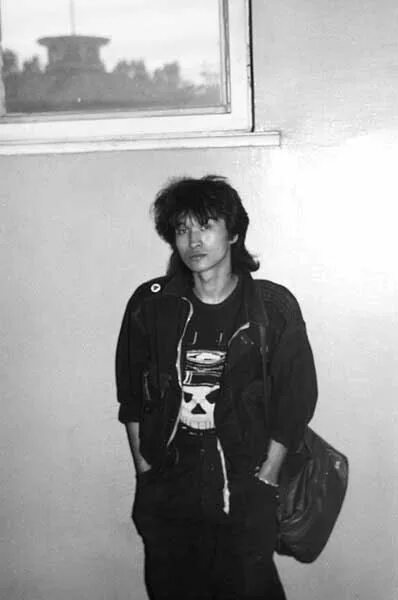 Виктор цой в молодости. Цой 1987. Виктор цой рост. Цой стоит. Виктор цой.