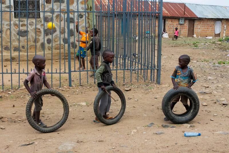 Африканские игры до 20 лет. Игры африканских детей. Африка маленькие негры пират .. Африканец играет на трубофоне. Basic African poor empty Street.