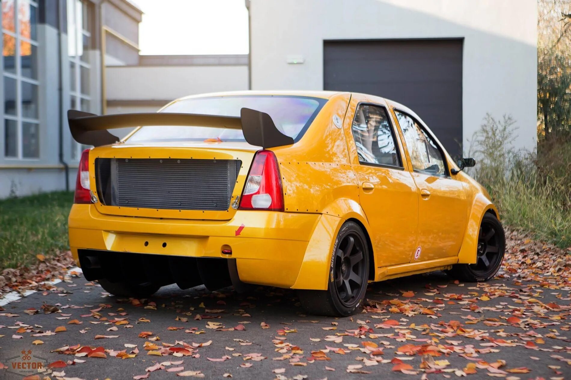 Логан 1 поколения тюнинг. Renault Logan Tuning. Тюнинговые Рено Логан 1. Тюнингованный Рено Логан 1. Renault Logan s2000.