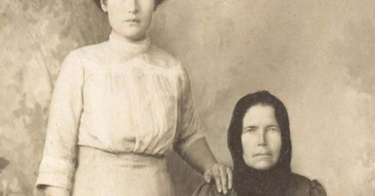 Человек кладет руку на плечо. Сторонившиеся люди старая фотография. Зачем на старинных фотографиях клали руку на плечо. Люди клали руку на плечо. Положил локоть на плечо.