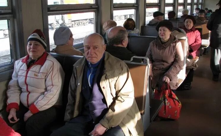 Пенсионеры в электричке. Электрички пенсионеры нижний новгород. Пенсионеры в электричке. Пенсионер в электричке рисунок. Электрички пенсионеры нижний новгород.