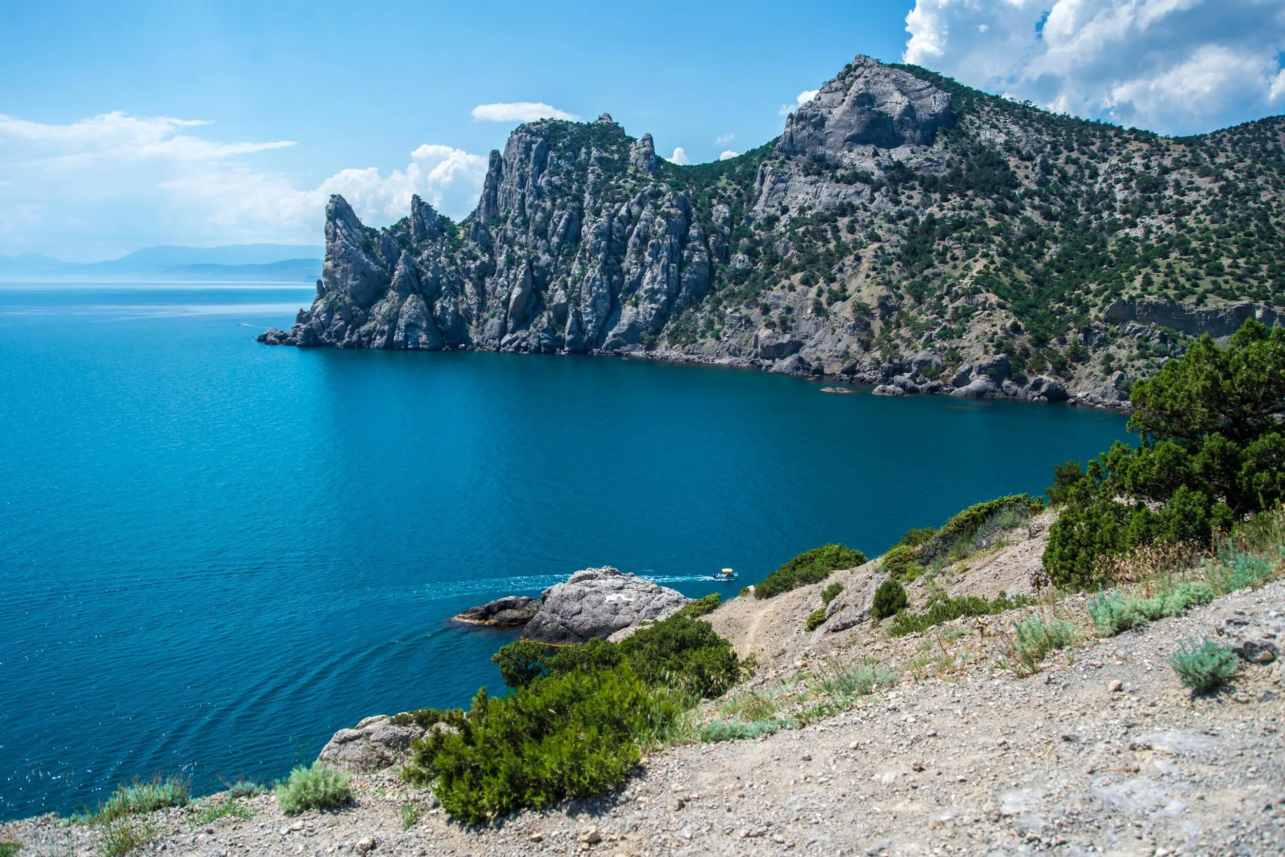 Судак бухта капсель таврида. Судакская бухта заливы крыма. Крым алчак 2021. Черное море судак. Бухта капсель судак.