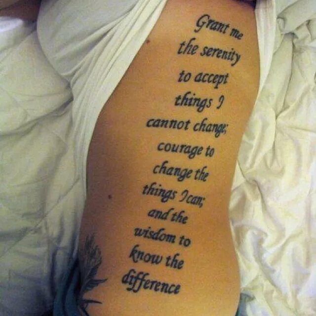 Accept things. Тату молитва. Татуировка молитва на руке. Тату change. Молитва на боку тату.