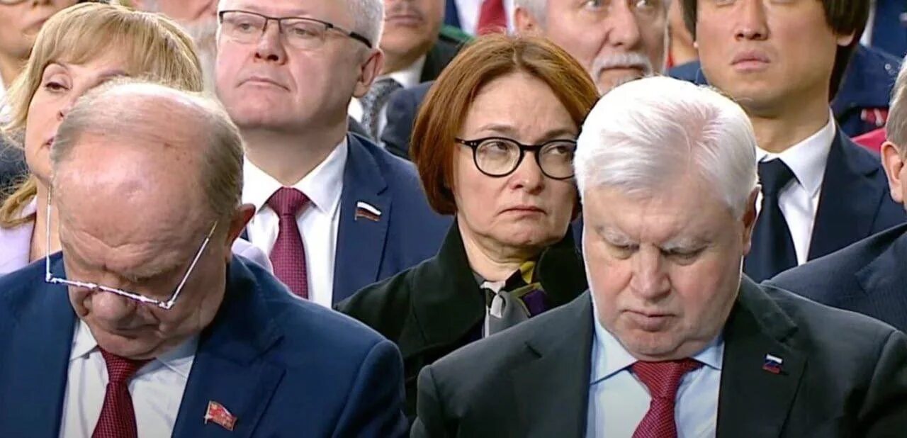 Медведев глава цб. Женщины на послании президента. Зрители на послании президента.