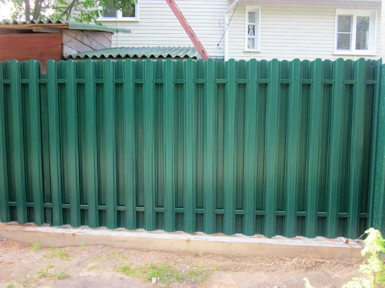 45 pe-double ral 8017 шоколад. металлический штакетник 1014 и 1015. штакетник металлпрофиль. евроштакетник баррера. заборы двухсторонние металлические.