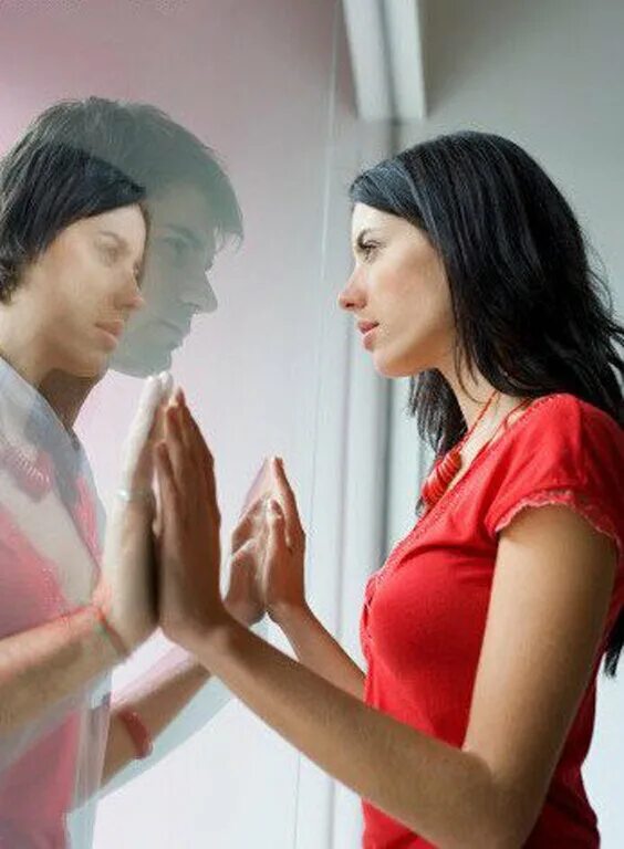 Отражение в зеркале. Женщина зеркало мужчины. Отражение парня в зеркале. Мужчина и женщина отражение в зеркале.