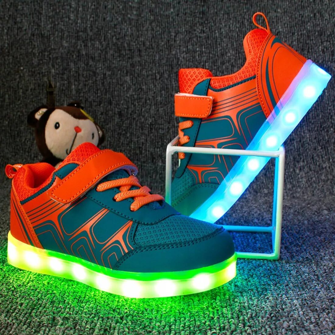 Светящаяся подошва кроссовок детские. KDX Luminous кроссовки. Кроссовки детские светящиеся. Светящиеся кроссовки для мальчиков. Детские кроссовки с подсветкой.