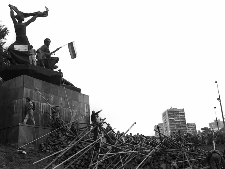 13 января 1991 года в вильнюсе. Жизнь в советской литве. Манежная площадь 1991 митинг площадь москва. 14 января 1991. Вильнюс 1991.