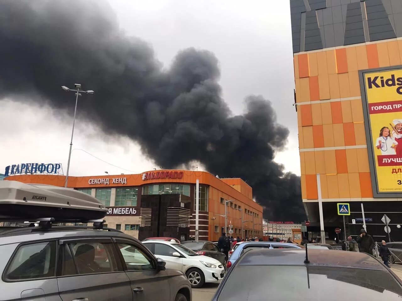 Пожар Коламбус. Сгорел склад в Москве. Пожар на юге Москвы вчера. Пожар на Варшавском шоссе 13 декабря.