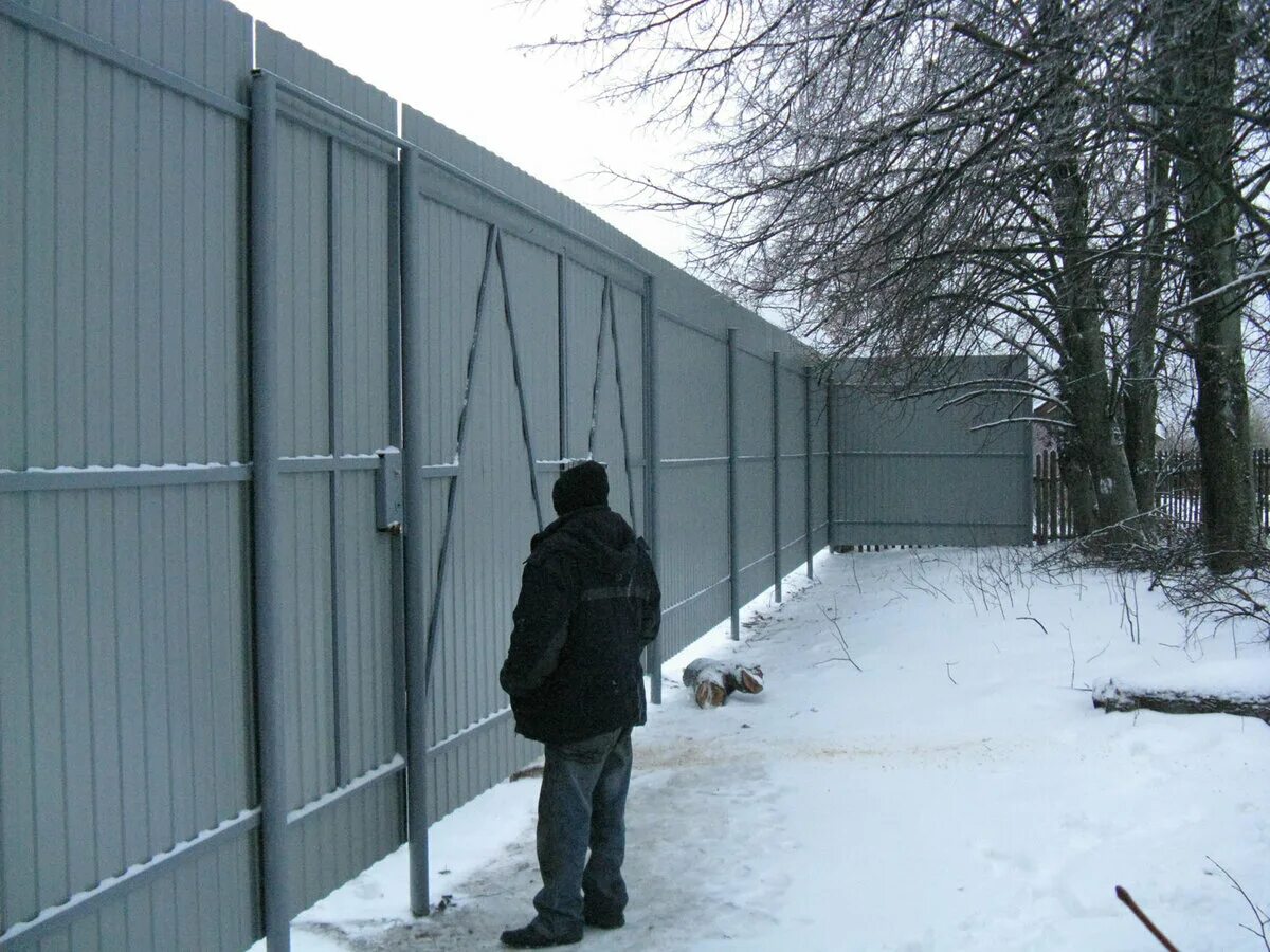 Можно ли ставить забор между домами. Высокий забор. Высокий забор из профнастила. Забор 3 метра высотой. Забор 5 метров в высоту.