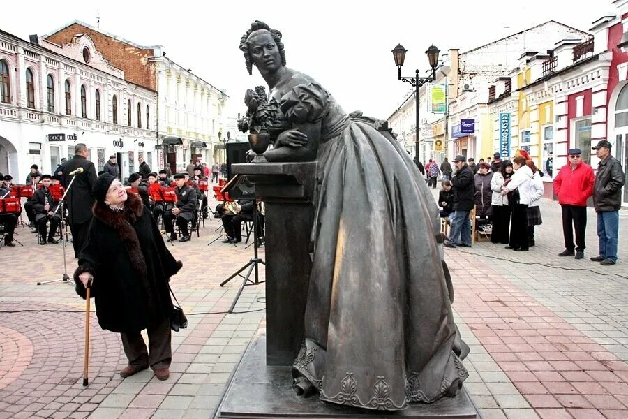 Памятник казначейше в тамбове. Памятник тамбовской казначейше авдотье николаевне. Тамбовская казначейша памятник. Тамбовская казначейша лермонтов памятник. Памятник тамбовской казначейше.