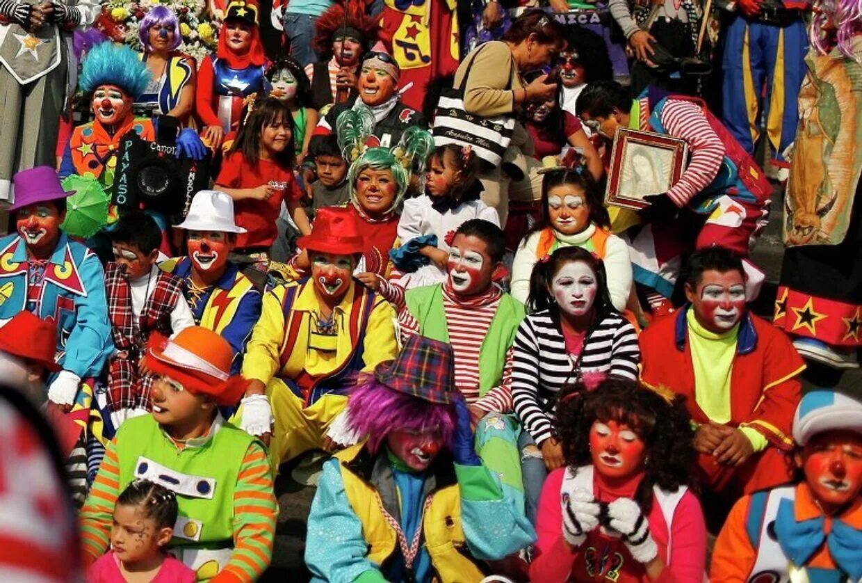 Клоун армия. Парад клоунов. Толпа клоунов. Карнавал клоунов. Шествие клоунов.