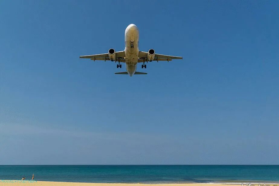 Самолет над головой. Пляж май Кхао. Май као Пхукет. Пляж май Кхао на Пхукете.