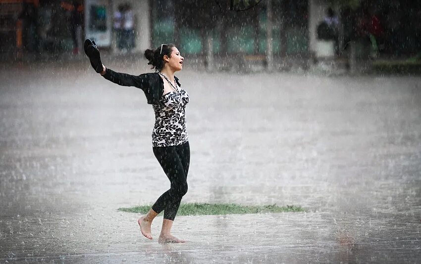 Девушка танцует в дождь. Девушка танцует. Девушка танцующая под дождем. Танцы под дождем. Девушка танцует в дождь.