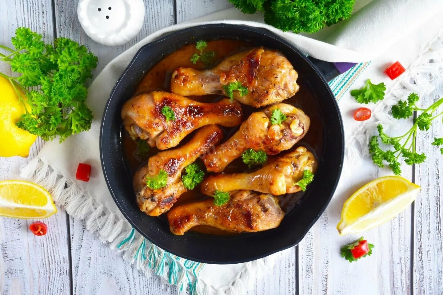 Как вкусно пожарить ножки на сковороде. Куриные ножки. жареные куриные ножки. куриные голени на сковороде. куриная голень жареная на сковороде.
