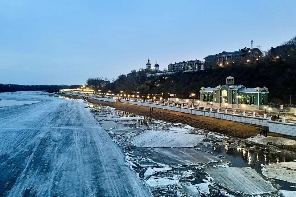 Ледоход на реке. Лед на реке. Ледоход в Оренбурге. Река Урал.