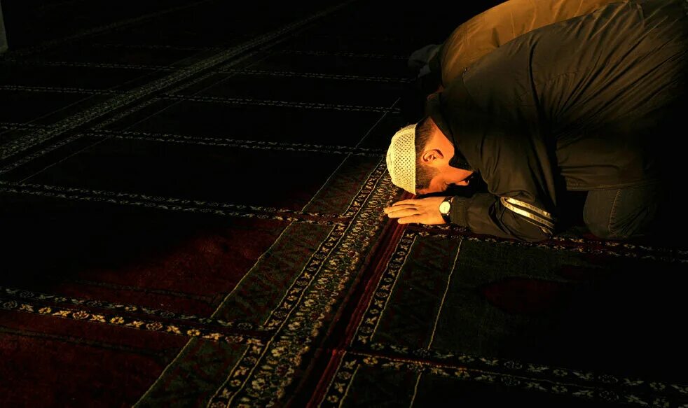 Ночная молитва мусульман. Мусульманин молится. Мужчина молится в мечети.