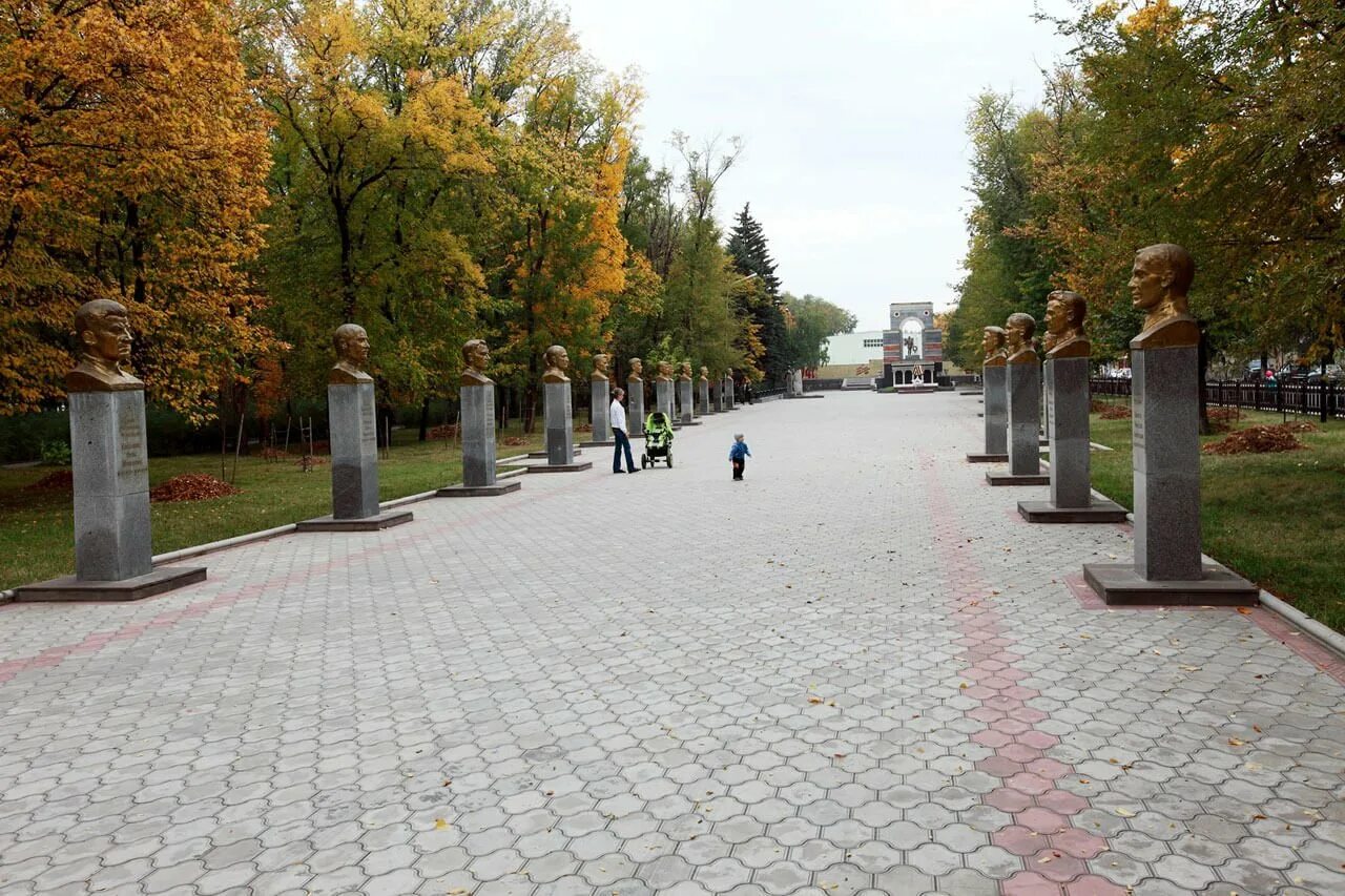 Пост черкесск. Аллея героев в Черкесске. Парк Победы Черкесск. Аллея славы в парке Победы в Черкесске. Парк Победы Черкесск на Кирова.