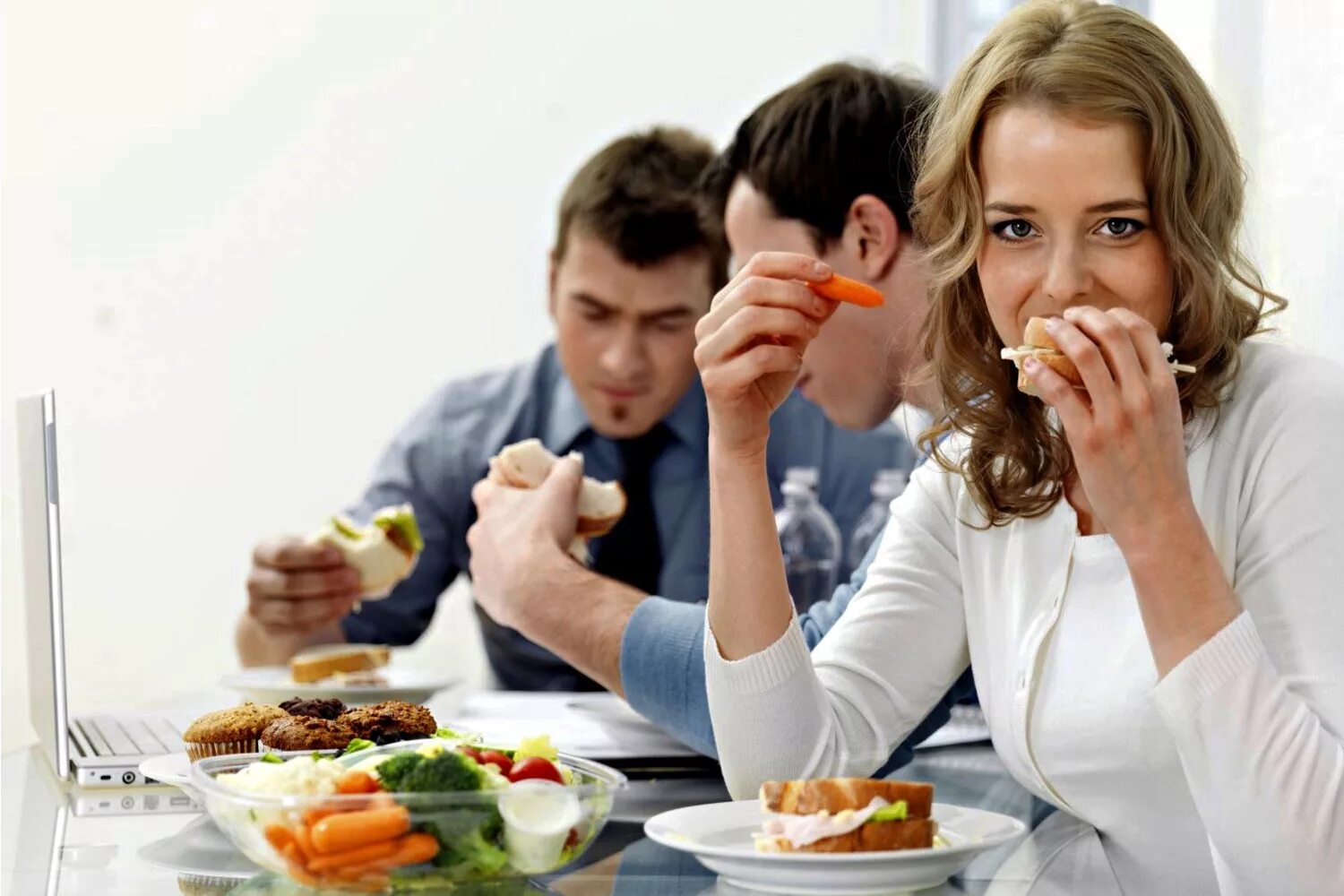 Еда в столовой. Обед в офисе. Люди обедают в офисе. Деловой обед. Перекус в офисе.