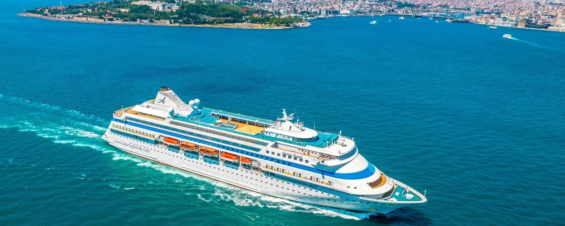 Морской круиз из сочи в турцию 2024. Астория гранде круизный лайнер. Лайнер астория гранде круиз. Круиз из сочи 2022 астория. Лайнер из сочи в турцию 2022 астория гранд.