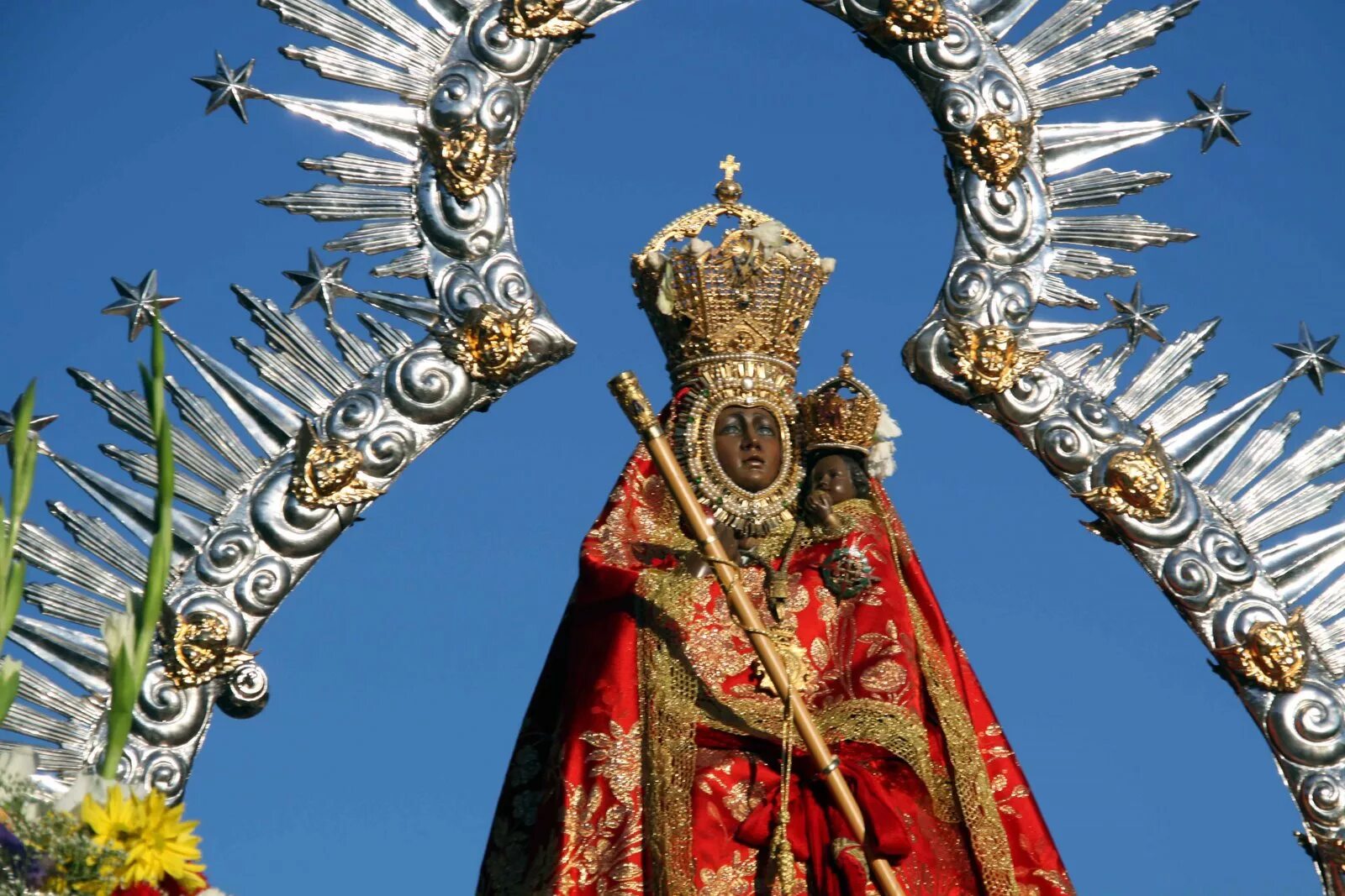 Фестиваль Romeria de nuestra senora de le cabeza. Статуя Богоматери Нуэстра-сеньора-де-ла-Кабеса. La Virgen de Moscu пиво. La virgen москва