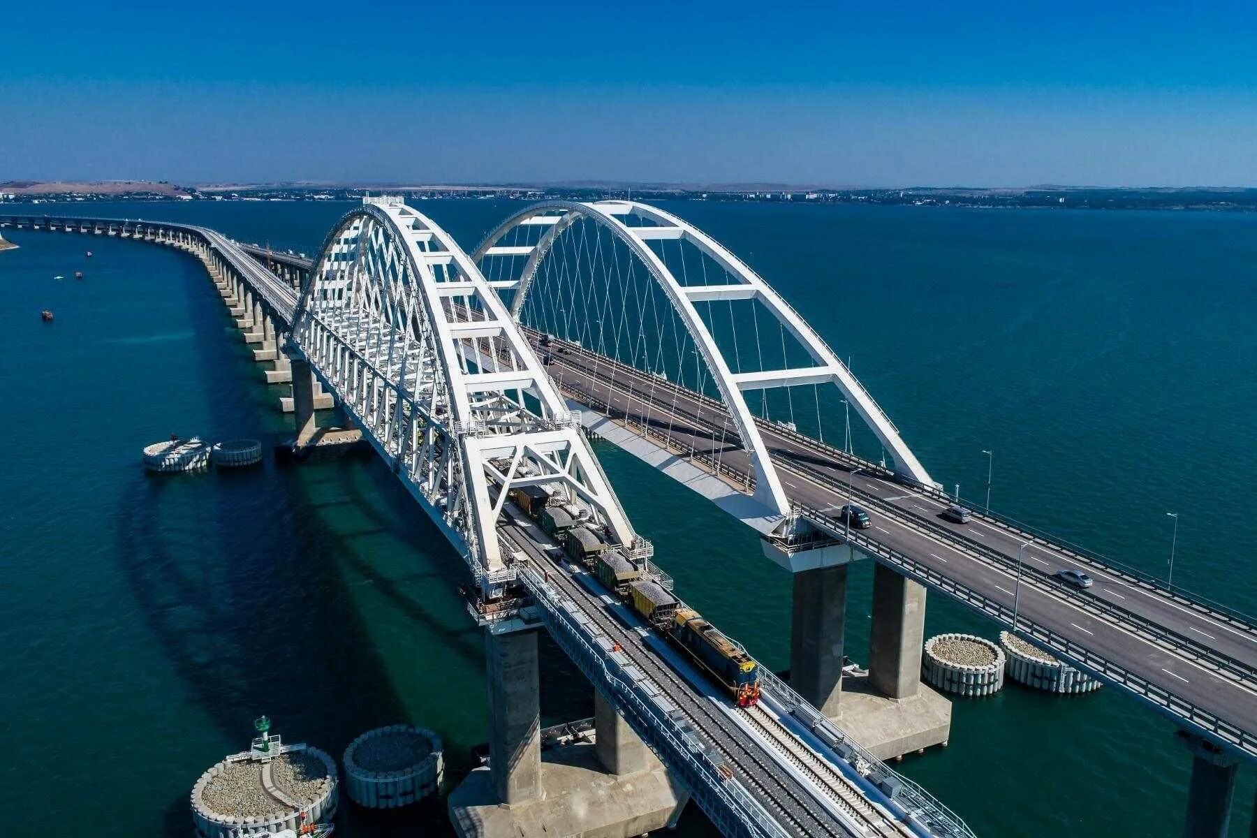 Крымский мост сейчас работает в настоящее время. Крымский мост керчь. керченский мост 2025. жд арка крымского моста. крымский мост 2025.