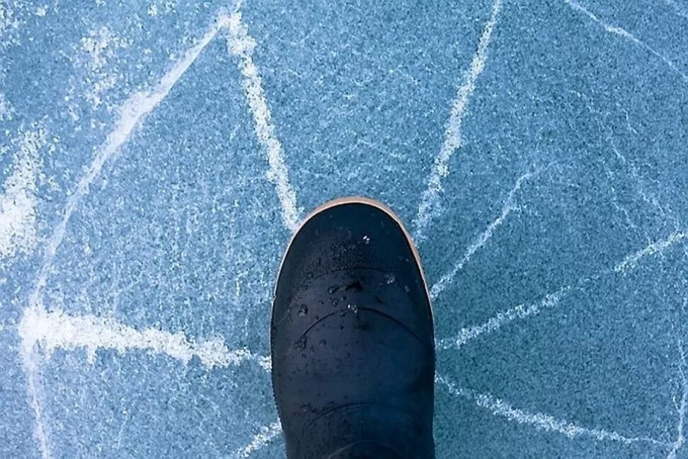 Лед трескается под ногами. Ноги на льду. Лед под ногами потрескавшийся. Лед треснул под ногами. Раз промахнулась по льду пошли трещины