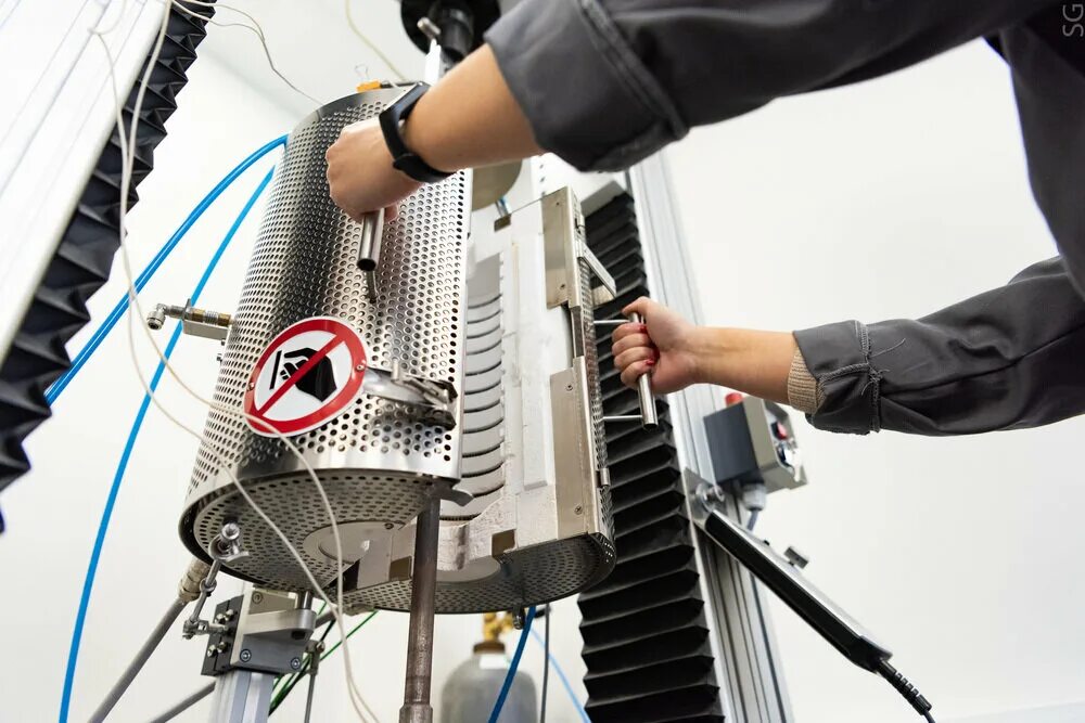 Чеверикин владимир викторович мисис. Лазер на свободных электронах. Молодые ученые. Новые инженерные технологии. Технологии в будущем.