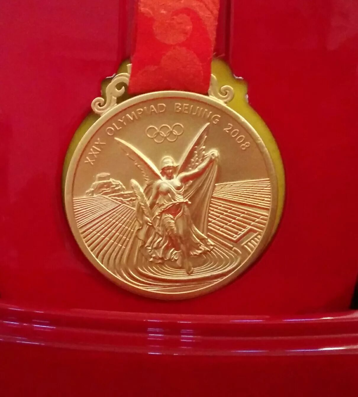 Вторая золотая медаль. Золотая медаль Пекин. Медаль 2008 год Олимпия. Медали Пекин 2008. Золотая медаль черепа.