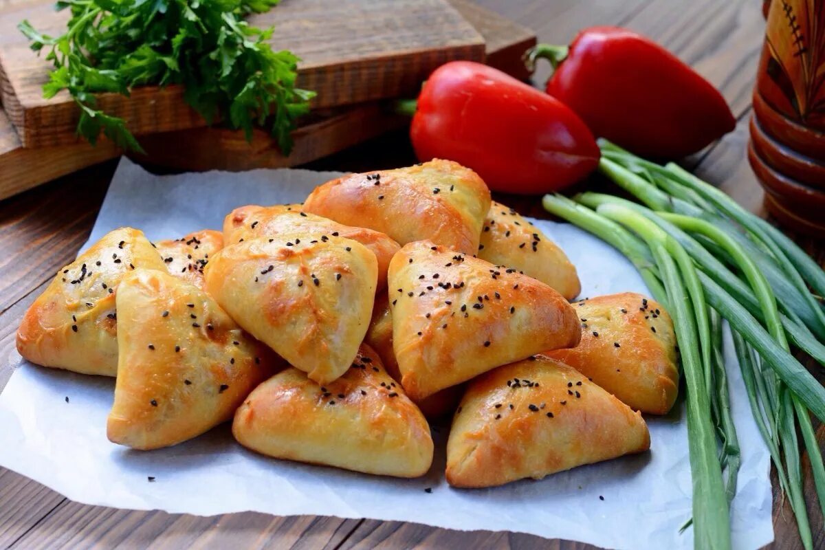 Дрожжевые булочки. Простые рецепты из теста в духовке. Простые рецепты из теста в духовке. Как приготовить пиццу рецепт. Рецепты в картинках.