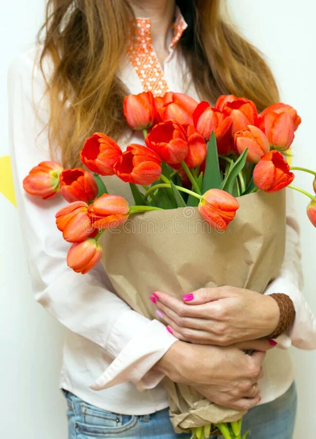 Женщина с букетом тюльпанов. Тюльпаны в руках у девушки. Девушка с букетом тюльпанов. Фотосессия с букетом тюльпанов. Букет "женщине".