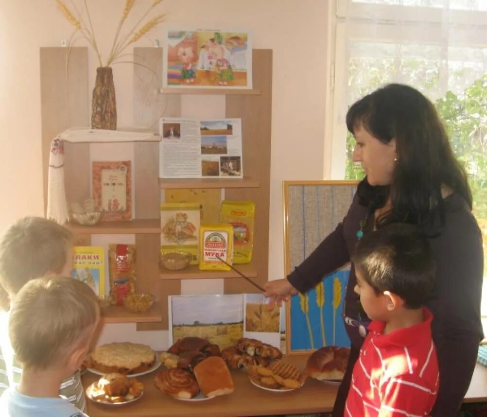 Семинар с родителями в детском саду. Воспитатель с родителями в доу. Беседа с детьми о хлебе. Игры в детском саду. Воспитатель проводит занятие по развитию речи.