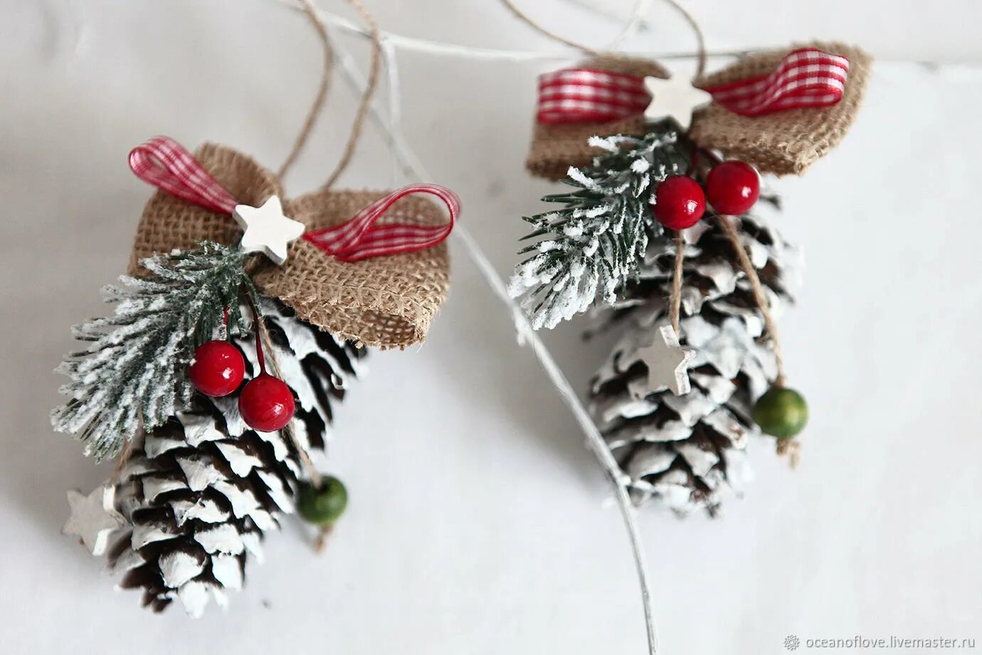 елочные украшения из шишек. поделки с шишками на новый год. поделки к новому году 2024 из шишек. поделки к новому году 2024 из шишек. гирлянда из шишек.