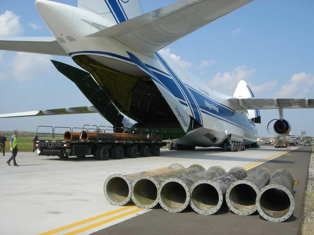 Первый грузовой самолет. АН-124 шасси.