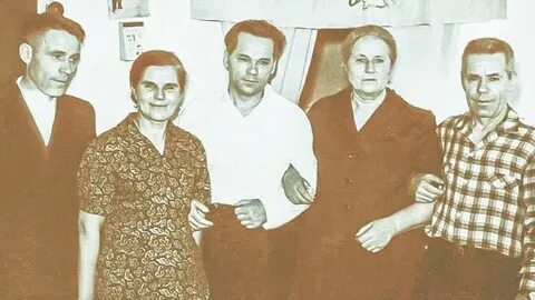 Каково имя старой работницы в семье калашниковых